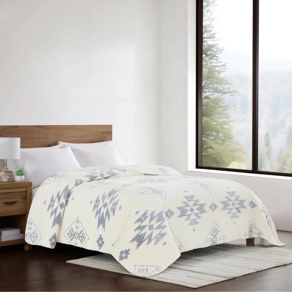 Cream and Gray Geometric Pattern Bedding Set - Picture 2 of 5